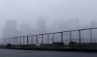 Lower Manhattan zeigt sich eingehüllt in Regenwolken. New York erwartet «Irene». Foto: dapd