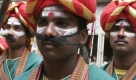 Men dressed as guards of erstwhile Mysore royal kingdom hold swords during special prayers as part of the Dussehra celebrations at Mysore Palace in Mysore, India, Sunday, Sept. 27, 2009. According to Hindu mythology the Dussehra festival celebrates the slaying of the demon Mahishasura by the Goddess Chamundeeswari or Durga and the triumph of good over evil. (AP Photo/Aijaz Rahi) Foto: ap