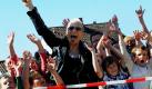 Scorpions-Gitarrist Rudolf Schenker (Mitte) posiert in Schwarmstedt-Bothmer mit einer Gruppe von Schul- und Kindergarten-Kindern am Ende eines Laufes für die Aktion Eine Halle für alle - let's go! 1x um die Welt. Schenker hatte Sportbegeisterte in aller Welt aufgerufen, den Bau einer Sporthalle in seinem Wohnort Bothmer zu unterstützen. Dabei wurden innerhalb des vergangenen Jahres auf einer virtuellen Route im Internet 84.347 Kilometer um den Erdball zurückgelegt. Foto: dpa