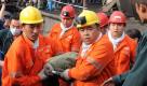 22 Bergleute nach einer Woche lebend aus Mine geborgen

22 Minenarbeiter sind nach einer Woche unter Tage lebend aus einem überfluteten Bergwerk im Nordosten Chinas gerettet worden. Auf Bildern des Staatssenders CCTV war am Dienstag zu sehen, wie die Männer langsam an die Oberfläche gebracht wurden. Alle schienen wohlauf. Hoffnung auf ein Lebenszeichen war erstmals am Sonntag aufgekommen, als nach der Bohrung einer 280 Meter langen Rohrleitung Klopfgeräusche der Eingeschlossenen an die Außenwelt drangen. Foto: dapd
