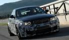 Mit extrabreiter Spur und imposanten Felgen steht der kleine BMW besonders stämmig auf dem Asphalt. Mit Leichtbau und Reduzierung auf das Wesentliche soll der Wagen dem ersten M3 von 1985 nahe kommen. Unter dem Blech dürften beim Fahrwerk Teile vom aktuellen M3 stecken. Auch ein Sperrdifferenzial für die Hinterachse scheint bei der gebotenen Leistung unabdingbar. Foto: pi