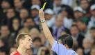 Viktor Kassai zeigt Holger Badstuber in Madrid die Gelbe Karte - damit ist Bayerns Innenverteidiger im Finale gesperrt. Foto: Marc Müller Foto: dpa