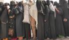 Muslimische Frauen stehen vor einem Wahllokal in Indien Schlange. Foto: Harish Tyagi Foto: dpa