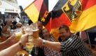 Eigentlich darf in der Bundesliga gar kein Alkohol ausgeschenkt werden. Doch die Vereine dürfen nach eigenem Ermessen von der Sicherheitsrichtlinie des DFB abweichen. Nur bei Risikospielen, wenn besonders brisante Duelle anstehen oder Gewalt zwischen den Fans droht, herrscht tatsächlich Alkoholverbot im Stadion. Welche Spiele zu Risikospielen erklärt werden, entscheiden Klubs, Ligaverband und Polizei gemeinsam. Foto: dapd