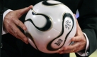 Fernsehmoderator Reinhold Beckmann hält am Freitag (09.12.2005) in Leipzig den neuen offiziellen WM-Ball namens 'Teamgeist' bei der Endrundenauslosung für die Fußball-Weltmeisterschaft 2006 in Deutschland in den Händen. Hersteller adidas kehrt mit dem offiziellen Ball zum klassischen schwarz-weißen Design der WM-Bälle bis 1994 zurück. Lediglich ein zarter goldener Streifen, der um die geschwungenen ovalen Applikationen gelegt ist, soll an die Farbe des Weltpokals erinnern, den der Deutsche Fußball-Bund (DFB) bereits drei Mal (1954, 1974, 1990) gewonnen hat. Foto: Michael Hanschke dpa/lsn +++(c) dpa - Bildfunk+++ Foto: dpa