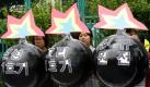 Südkoreanische Umweltaktivisten demonstrieren vor dem Regierungssitz in Seoul mit Ballons, die Reaktoren symbolisieren, dafür, die veralteten Atomkraftwerke Gori und Wolsung still zu legen. Dutzende von Protestlern wandten sich außerdem gegen die geplante Inbetriebnahme neuer Reaktoren. Foto: dapd