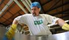 Ein Mitarbeiter von Müller-Brot reinigt im Produktionsgebäude der Müller-Brot GmbH in Neufahrn einen Behälter. Nach Insolvenz und Produktionsstopp steht die Großbäckerei Müller-Brot vor einem Neustart. Foto: Marc Müller Foto: dpa