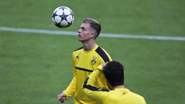 Fußball-Bundesligist Borussia Dortmund hat den Vertrag mit Dzenis Burnic vorzeitig bis 2021 verlängert, verleiht den Mittelfeldspieler aber für ein weiteres Jahr an Dynamo Dresden.