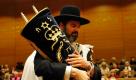 Der Münchner Rabbiner Ari Folger trägt in der Synagoge in München eine neue Thora-Rolle. Zum fünften Jahrestag der Eröffnung des jüdischen Zentrums und zum Gedenken an die Opfer des Novemberpogroms vom 9. November 1938 feierten Mitglieder der jüdischen Gemeinde in der neuen Münchner Synagoge gemeinsam mit Poltikern und kirchlichen Würdenträgern einen Festakt. Foto: dapd