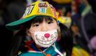 Ein Mädchen mit einer Schutzmaske ist in einer Bahnstation in Tokio unterwegs, um in den Hochgeschwindigkeitszug (Shinkansen) zu steigen. Viele der Einwohner der japanischen Hauptstadt haben den Entschluss gefasst, die strahlengefährdete Metropole so schnell es geht zu verlassen. Foto: dpa