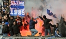 Die Bochumer Anhänger ertrugen die Vorstellung ihrer Mannschaft nur schwer. Im Fanblock brannten gegen Ende zahlreiche bengalische Feuer. Foto: dpa