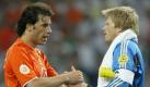 Zwei Superstars auf Augenhöhe - Ruud van Nistelrooy (l) und Oliver Kahn stehen sich im Gruppenspiel der Europameisterschaft 2004 gegenüber. Das Spiel zwischen Deutschland und den Niederlanden endet 1:1. Den Treffer für dieOranjes erzielte selbstverständlich van Nistelrooy. Bei 64 Länderspielen stehen 33 Treffer für den Torjäger zu Buche. Foto: dpa