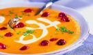 Möhrensuppe mit getrockneten Cranberries
Zutaten: 70 g getrocknete Cranberries, 400 g Möhren, 150 g Kartoffeln, 1 kleine Petersilienwurzel (100 g), 1 große Zwiebel, 3 EL Butter, 1 TL Curry-Pulver, 1/2 bis 1 TL Curcuma, 750 ml Gemüsebrühe, 200 g Sauerrahm, Gewürze
Zubereitung: 1 EL Cranberries in 2 EL kochendem Wasser einweichen. Zirka 20 Minuten ziehen lassen. Beeren in ein Sieb geben, Flüssigkeit auffangen. Möhren, Kartoffeln und Petersilienwurzel waschen und schälen. Zwiebel abziehen. Alles würfeln. Restliche Cranberries grob hacken. Zwiebel in 2 EL Butter mit Curry und Curcuma andünsten. Möhren, Kartoffeln, Petersilienwurzel und gehackte Cranberries zugeben, kurz mit dünsten, mit Gemüsebrühe angießen. Gemüse in der Brühe weichkochen und fein pürieren. Eingeweichte Cranberries in 1 EL Butter kurz anbraten, aufgefangene Flüssigkeit zugeben und verkochen lassen. Beeren dann in die Suppe geben, Sauerrahm unterziehen. Suppe nochmals erhitzen, mit Salz, Pfeffer und Zucker abschmecken. Foto: Cranberry Marketing Committee