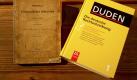 Eine Originalausgabe (links) des vollstaendigen orthographischen Woerterbuchs von 1886 des Philologen und Lexikografen Konrad Duden (1829-1911) liegt in Bad Hersfeld in einer Ausstellung des Konrad-Duden-Museums neben einer aktuellen Ausgabe der Dudens.
 Foto: dapd