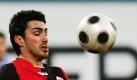 Chris, der nominelle Kapitän von Eintracht Frankfurt, hatte vor der Saison 2010/11 mit Verletzungs- und Fitnessproblemen zu kämpfen. In seiner Abwesenheit übernahm Patrick Ochs Verantwortung und trug auch die Binde. Ochs ist damit wohl der designierte Nachfolger des Brasilianers. Nur wann die Wachablösung stattfindet, ist noch offen. Foto: ddp