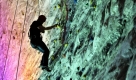 Rund 500 Meter unter Tage klettert ein junger Mann im Erlebnisbergwerk in Merkers (Thüringen) an der Wand des Großbunkers empor.  Hier können sich Besucher nach der Einfahrt ins Bergwerk an der Kletterwand, auf der Seilrutsche oder dem Netztunnel beweisen. 
 Foto: dpa
