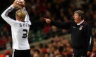 Wales' manager John Toshack, right, gestures during their World Cup group 4 qualifying soccer match against Germany at Millennium Stadium, Cardiff, Wednesday April 1, 2009. (AP Photo/Paul Thomas) Foto: ap