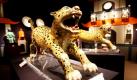 Auf der Kunstmesse TEFAF in Maastricht sind zwei antike, chinesische Leoparden zu sehen. Die TEFAF ist eine Veranstaltung für die Reichsten der Reichen, die sich dort die Ausstattung für ein neues Chalet (ländlicher Haustyp) zusammenkaufen können. Foto: dpa