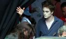 Der schmachtend leidende Blick von Robert Pattinson hat eine neue Vampirhysterie ausgelöst. Als Sensibelchen unter den Monstern spielt der blasse Teeniestar den verliebten Edward Cullen in der vierteiligen Twilight-Saga - Twilight (2009), New Moon (2010), Eclipse (2010) und Breaking Dawn ist für 2011 geplant - und löst bei Fans wahre Kreischkonzerte aus. Foto: picasa webalben/Galeria Lua Nova 