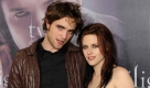 Sind sie nun zusammen oder nicht? Seit Monaten beschäftigt diese Frage die Boulevardpresse und die Twilight-Fans. Und Robert Pattinson und Kristen Stewart wollen partout nicht Klartext reden, ob sie das Bett miteinander teilen. Zwar gut für die PR für die Vampir-Saga, aber langsam auch ganz schon nervig. Foto: dpa
