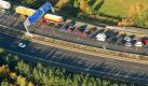 Blick aus einem Flugzeug auf einen Rückstau auf der Autobahn A10 vor der Abfahrt Michendorf (Brandenburg). Der südliche Berliner Ring ist auf einem 8,3 Kilometer langen Autobahnabschnitt zwischen Michendorf und dem Autobahndreieck Potsdam wegen Brückenbauarbeiten bis zum Sonntagnachmittag komplett gesperrt.  Foto: dpa