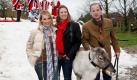 Die Schauspielerin Andrea Lüdke, Modeunternehmerin Dana Schweiger, ein Rentier und Enno Freiherr von Ruffin in Basthorst (von links nach rechts) auf einem künstlichen Schneeberg während eines Fototermins zum alljährlichen Weihnachtsmarkt auf Gut Basthost. Foto: dpa