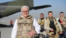 Der Vorsitzende der SPD-Bundestagsfraktion, Frank-Walter Steinmeier (l), verlässt am Mittwoch (22.06.2011) auf dem Flughafen in Kabul eine Transall der Bundeswehr. Nach einer schweren Anschlagsserie gegen die Bundeswehr ist Steinmeier zu einem dreitägigen Besuch in Afghanistan eingetroffen. In Kabul will er sich mit dem Präsidenten Karsai treffen. Der frühere deutsche Außenminister wird auch deutsche Soldaten besuchen. Foto: Hannibal dpa +++(c) dpa - Bildfunk+++ Foto: dpa