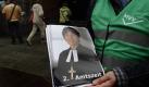 Ein Mitglied des Mitarbeiter-Vertretungs-Verbandes fuer die Konfoederierten Evangelischen Kirchen in Niedersachsen haelt am Sonntag (30.05.10) vor der Marktkirche in Hannover vor Beginn des Gottesdienstes von Pastorin Margot Kaessmann Flugblaetter, die eine zweite Amtszeit der ehemaligen Landesbischoefin fordern. Kaessmann war im Februar 2010 alkoholisiert am Steuer ihres Fahrzeuges angetroffen worden und hatte danach ihre Aemter als Landesbischoefin und Ratsvorsitzende der Evangelischen Kirche in Deutschland niedergelegt. (zu ddp-Text) Foto: Focke Strangmann/ ddp Foto: ddp