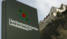 ARCHIV - Das Logo der Landesbank von Liechtenstein ist am 29. Februar 2008 unterhalb des Schlosses in Vaduz Liechtenstein zu sehen. Den Finanzbehoerden ist nach einem Bericht der 'Sueddeutschen Zeitung' von Donnerstag, 22. Juli 2010, eine weitere Steuer-CD mit Angaben ueber deutsche Kunden einer Liechtensteiner Bank angeboten worden. Auf ihr seien die Daten Hunderter mutmasslicher Steuerhinterzieher zu finden, die bei der Liechtensteinischen Landesbank (LLB) Geld vor dem Fiskus versteckt haetten. (AP Photo/Keystone, Steffen Schmidt) --- FILE - Feb. 29, 2008 file pictureshows the  sign with the logo of the Liechtensteinische Landesbank  beneath the castle of Vaduz, Liechtenstein.   (AP Photo/Keystone, Steffen Schmidt) Foto: ap