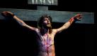 Frederik Mayet als Jesus spielt in der Szene Kreuzigung während einer Fotoprobe der Passionsspiele 2010 im Theater im bayrischen Oberammergau. Seit November vergangenen Jahres erarbeiten über 2.000 Oberammergauer Einwohner zusammen mit Spielleiter Christian Stückl die Szenen. Die Premiere der 41. Passionsspiele finden am 15. Mai statt. Foto: ap