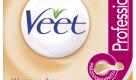 ... Warmwachs. Die Packung von Veet enthält einen 250 ml Tiegel Wachs, Baumwollstreifen sowie einen Holzspatel mit Temperaturtester zum Auftragen. Der Spatel hat unsere Testerin sehr begeistert, weil er anzeigt, ob das Wachs zu heiß oder bereit zum Auftragen ist. Durch kleine Baumwollstreifen dauerte das Enthaaren jedoch sehr lange, außerdem verblieben viele Härchen auf der Haut - ein enttäuschendes Ergebnis. Die Packung kostet je nach Händler zwischen sechs und acht Euro. Der Klassiker unter den ... Foto: Veet