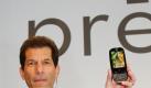 Palm-Chef-Jon Rubinstein mit einem Palm Pre-Smartphone. Foto: dpa