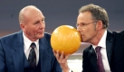 Fernsehmoderator Reinhold Beckmann (r) riecht an dem WM-Ball von 1954, den ihm Weltmeister Horst Eckel am Freitag (09.12.2005) zur Endrundenauslosung für die Fußball-Weltmeisterschaft 2006 in Leipzig während des Showprogramms auf die Bühne gebracht hat. Foto: Peer Grimm dpa/lsn +++(c) dpa - Bildfunk+++ Foto: dpa