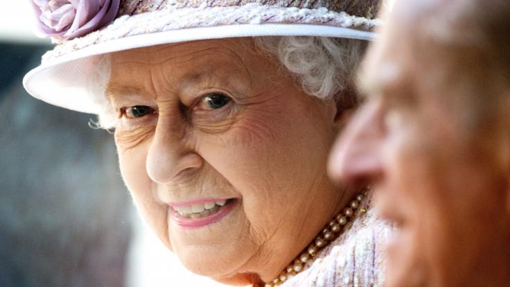 Beim Besuch der Queen bei einem Pferderennen kam es zu einem peinlichen Nippelblitzer.