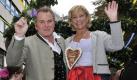 Sie führen gewissermaßen eine Ehe zu dritt. Seit über zwei Jahren hat Um-Himmels-Willen-Schauspieler Fritz Wepper eine Beziehung mit der 31-jährigen Kollegin Susanne Kellermann. Seine Frau Angela Wepper, mit der er 30 Jahre verheiratet ist, eträgt das alles. Der Abendzeitung sagte sie im letzten Jahr: Eine Trennung ist nicht ausgesprochen. Ich fühle mich halb und halb als Single. Meine Vermutung ist, dass Fritz irgendwann zu mir zurückgekrochen kommt. Alles andere hält er gar nicht aus. Foto: dpa