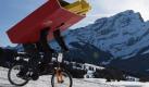 Als Pommes Frites-Schachtel einer bekannten Fastfood-Kette verkleidet, nimmt eine Mountainbiker an einem Schneerennen im schweizerischen Villars teil. Foto: Laurent Gillieron Foto: dpa
