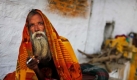 Ein Hinduist wartet am Pushkar See in Indien darauf, dass er die heilige Zeremonie durchlaufen kann. Die Zeremonie besteht darin, sich in dem See zu waschen. Foto: ap