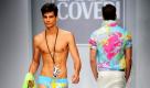 Ein Model präsentiert auf der Mailänder Fashion Week eine Kreation der Gucci Sommerkollektion 2011 für Männer. Foto: dpa