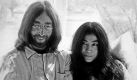 Vor vierzig Jahren ließen sich John Lennon und Yoko Ono im Bett des Hilton ablichten, um für Frieden zu demonstrieren. Das war kurz nach dem Weltfriedenstag am 1. Januar. Foto: dpa