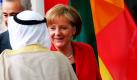 Bundeskanzlerin Angela Merkel empfängt vor dem Bundeskanzleramt in Berlin den kuwaitischen Emir Scheich Sabah Al-Ahmad Al-Jabar Al-Sabah. Der Gast aus Kuwait hält sich zu einem dreitägigen Besuch in Deutschland auf und wird morgen von Bundespräsident Horst Köhler mit militärischen Ehren empfangen. Foto: dpa