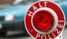 Eine Kelle mit der Aufschrift: Halt Polizei bei einer Verkehrskontrolle der Polizei. Foto: dpa