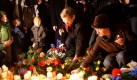 Der ehemalige tschechische Pärsident Vaclav Havel zündet in Prag eine Kerze an. Das geschieht im Rahmen einer Gedenkfeier des zwanzigsten Jubiläums der sogenannten Samtenen Revolution. Foto: ap