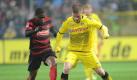 Der BVB sicherte sich zum Abschluss der Hinrunde durch das 4:1 den zweiten Tabellenrang. Cedrick Makiadi (links) und die Freiburger waren nur in der Anfangsphase konkurrenzfähig.   Foto: dapd