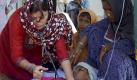 A Pakistani woman suffering from diarrhea is checked by a doctor at a medical camp for flood-affected people in Sukkur, Pakistan, Thursday, Aug. 19, 2010. The floods have affected 20 million people and about one-fifth of Pakistan's territory, straining its civilian government as it struggles against al-Qaida and Taliban violence. Aid groups and the United Nations have complained foreign donors have not been quick or generous enough given the scale of the disaster. (AP Photo/Pervez Khan) Foto: ap