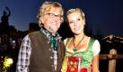 Der Medienmanager Martin Krug und seine Freundin Verena Kerth in modern knalligem Dirndl posieren in München auf dem Oktoberfest beim Almauftrieb vor dem Käferzelt. Das größte Volksfest der Welt feiert sein 200-jähriges Bestehen. Bis zum Ende der Wiesn am 4. Oktober werden mehr als sechs Millionen Besucher erwartet. Foto: dpa