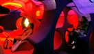 Besucher ruhen sich in der Installation Phantasy Landscape Visiona 2 des dänischen Künstlers Verner Panton in Tokyo aus. Die Werke des Künstlers sind noch bis zum 27. Dezember in der Tokyo Opera City Art Gallery zu sehen.
 Foto: ap