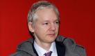 Wikileaks-Gründer Julian Assange verlässt das Gerichtsgebäude Belmarsh Magistrate in London. Assange wird beschuldigt, zwei Frauen, die er während eines Besuchs in Stockholm im letzten Jahr getroffen hatte, sexuell missbraucht zu haben. Die schwedischen Behörden fordern deshalb seine Auslieferung. In einer zweitägigen Anhörung wird darüber entschieden, ob Assange in sein Heimatland einreisen muss, um sich den Anschuldigungen zu stellen. Foto: dapd