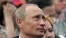 Der russische Regierungschef Wladimir Putin hat überraschend die häufigen Demonstrationsverbote für die Opposition in seinem Land kritisiert. Die Behörden hätten kein Recht, friedliche Kundgebungen von Andersdenkenden zu verbieten, sagte Putin bei einer Wohltätigkeitsveranstaltung in St. Petersburg. Es dürften keine Bedingungen geschaffen werden, die eine freie Meinungsäußerung unmöglich machen, zitierte der Radiosender Echo Moskwy am Sonntag Putin.  Foto: dpa