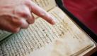 Im Bischöflichen Ordinariat in Görlitz liegt ein handschriftliches Werk aus dem Jahr 1510 der Pfarrbibliothek Jauernick. Bei dem Fund auf einem Pfarrdachboden handelt es sich nach Erkenntnissen des Handschriftenzentrums der Universitätsbibliothek Leipzig bei Randnotizen von Lesern um den bisher ältesten bekannt gewordenen Beleg des Niedersorbischen. Foto: dpa