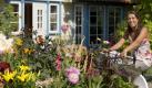 Blumen und Gemüsepflanzen sorgen für einen kunterbunten Blütensommer. Foto: IZB